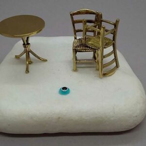 Καφενείο με ανάποδες καρέκλες