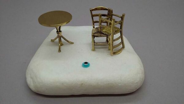 Καφενείο με ανάποδες καρέκλες