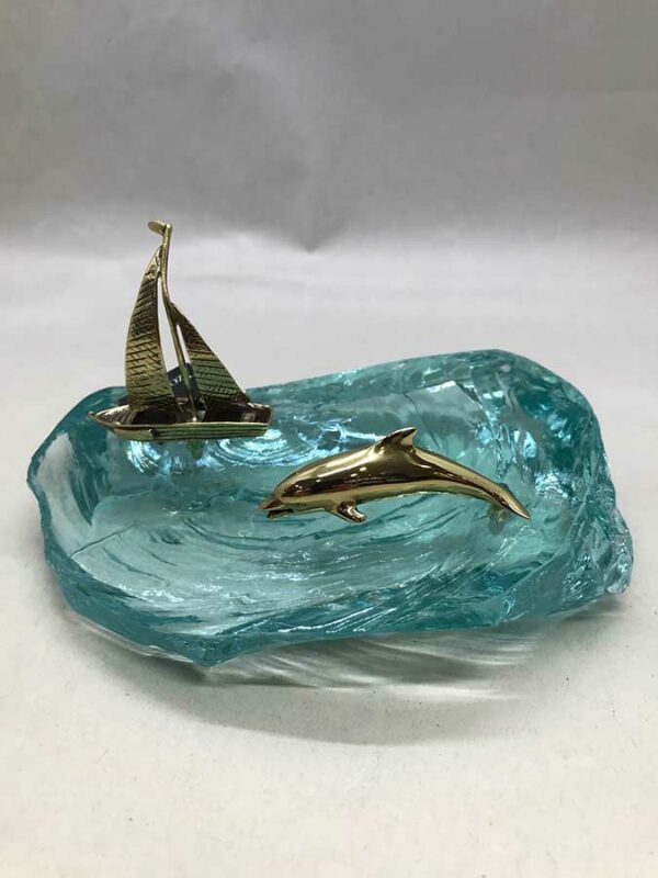 Ιστιοπλοϊκό με 1 δελφίνι