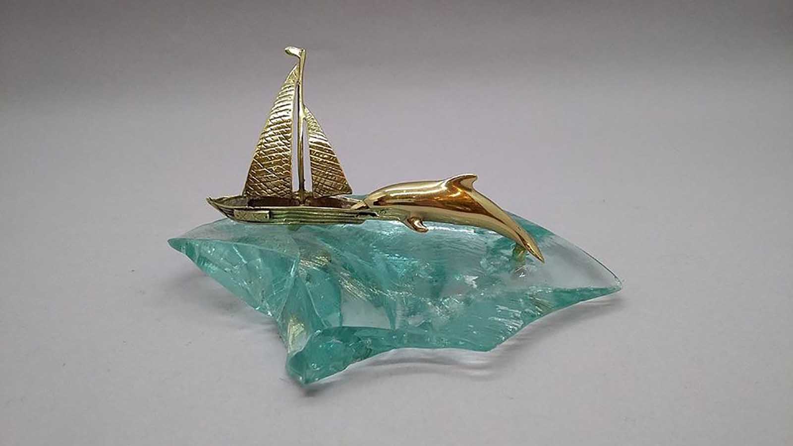 Ιστιοπλοϊκό με 1 δελφίνι