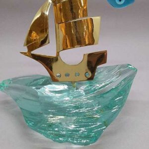 Καράβι από ορείχαλκο πάνω σε ακανόνιστο γυαλί